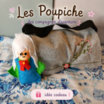 Une Poupiche en feutrine faite main devant un sac en feutrine gris brodé de fleurs, avec le texte « Les Poupiche, des compagnons d'aventure – idée cadeau