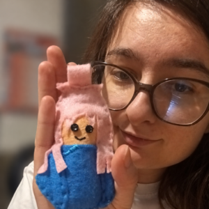 Mini Poupiche Karie – Petite compagne d’aventure à emmener partout