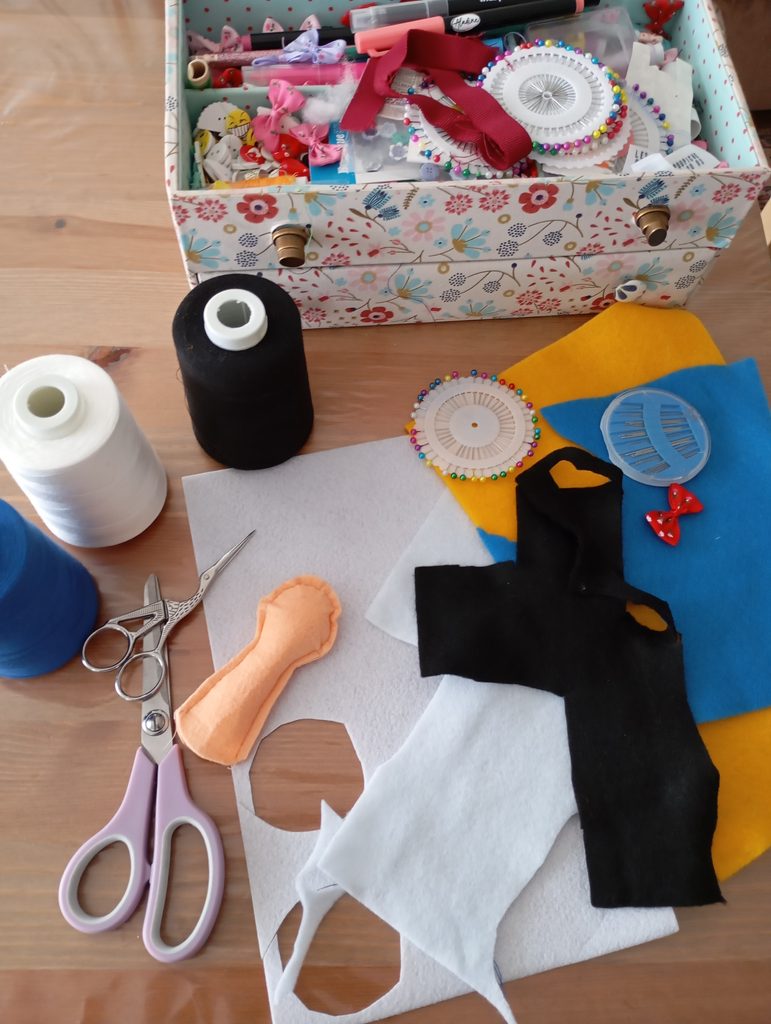 Création d’une Poupiche en feutrine faite main dans un atelier en Alsace